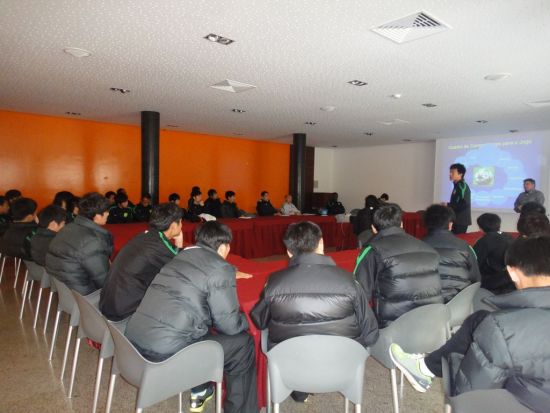 葡萄牙足球讲师为球队讲解足球心理学 - 北京国