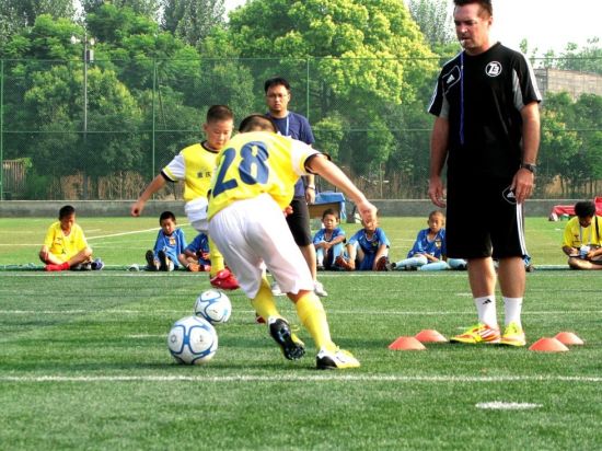 北京国安携手汤姆·拜尔举办少儿足球体验日活