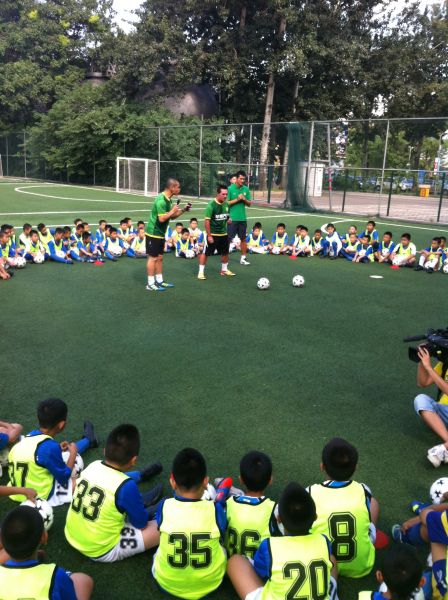 北京国安汤姆拜尔少儿足球体验日在朝阳公园举